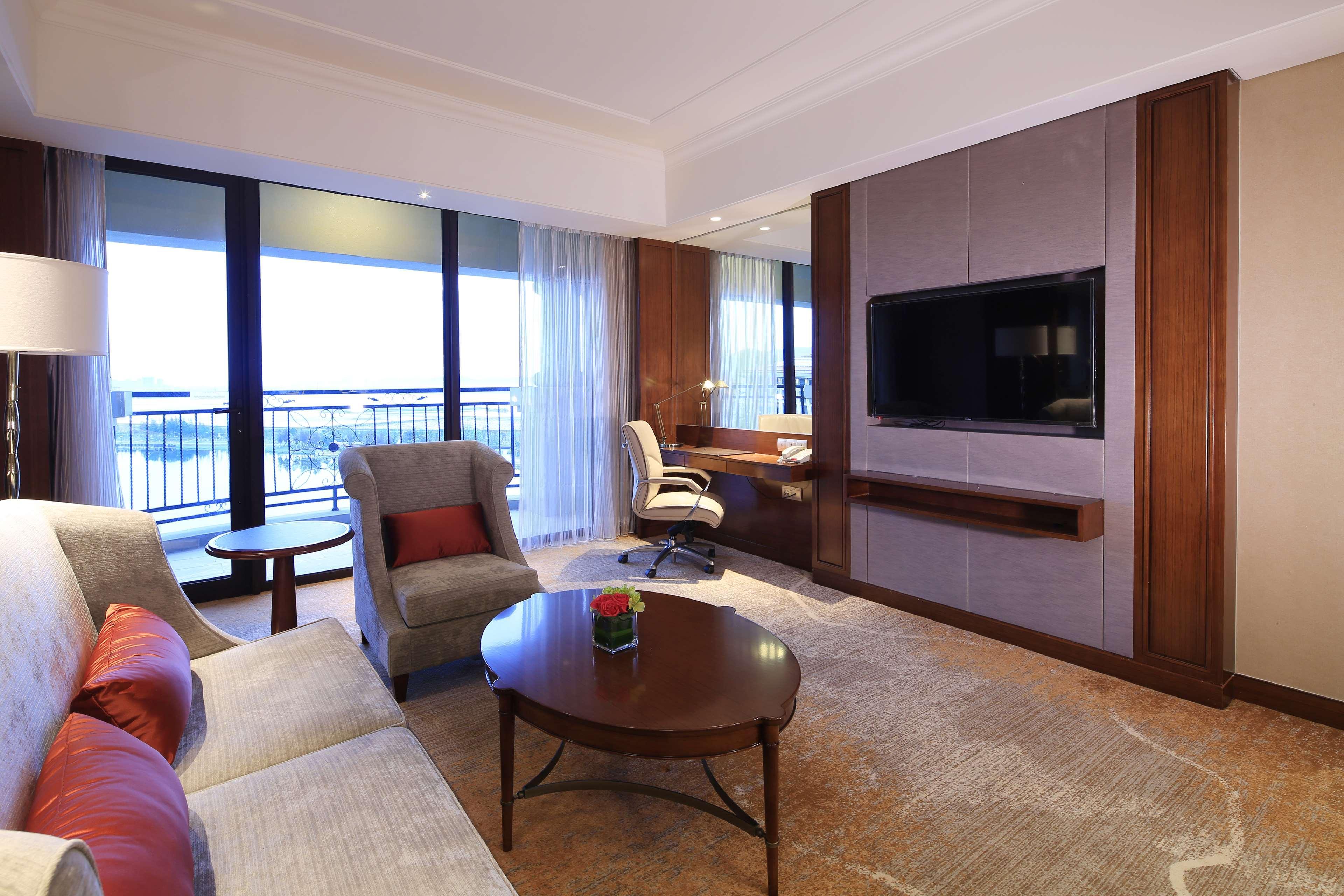 Отель Doubletree By Hilton Ningbo - Chunxiao Экстерьер фото