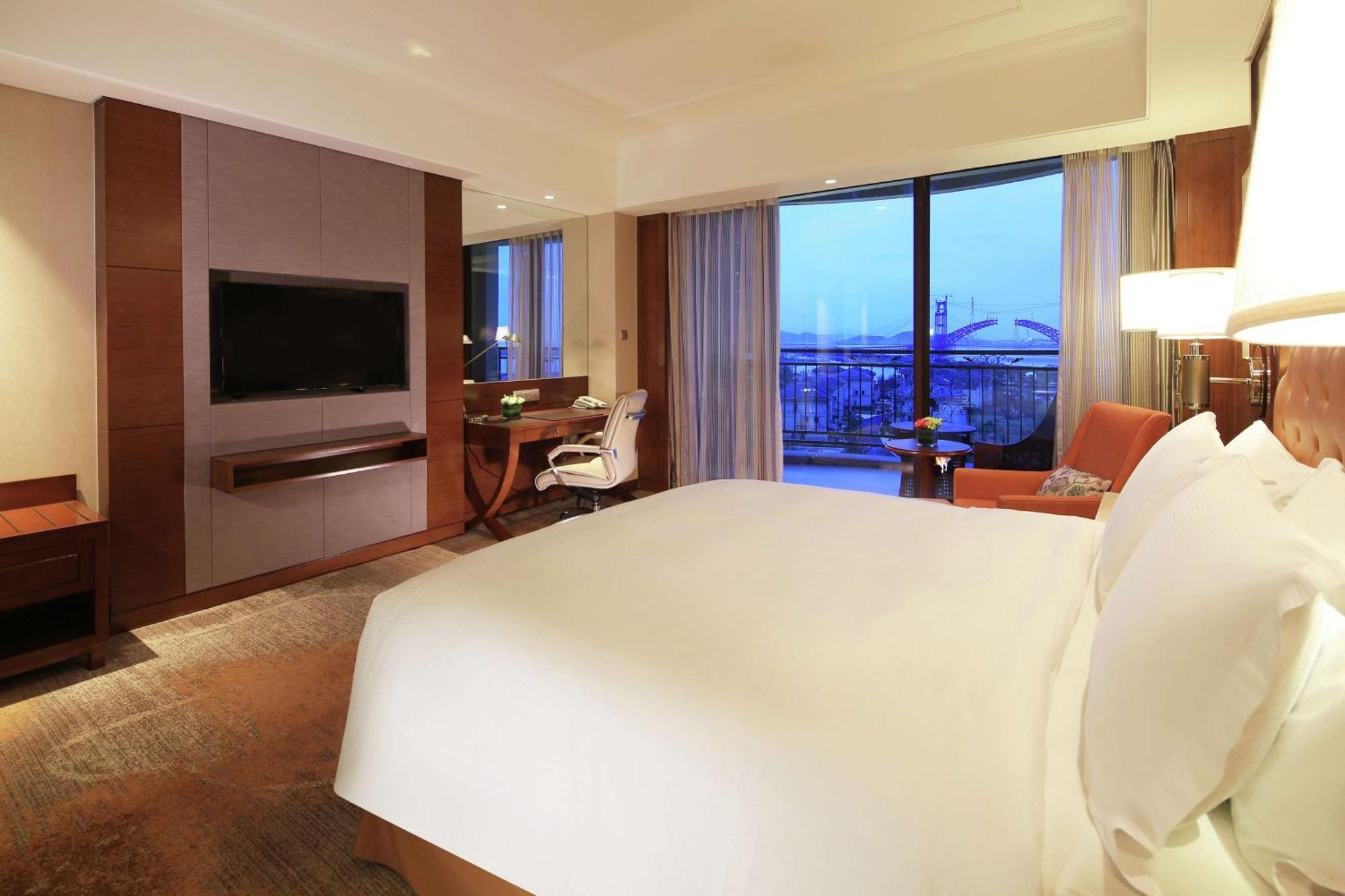 Отель Doubletree By Hilton Ningbo - Chunxiao Экстерьер фото